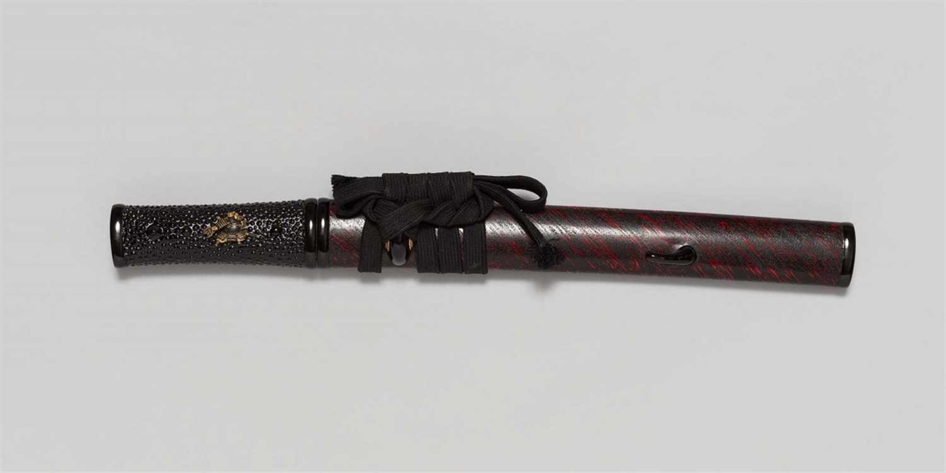 Tantô. Datiert 1869Klinge: L 23 cm, moroha zukuri, ko-itame hada, gunume-midare hamon, die Rückseite - Bild 2 aus 2