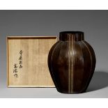 Sehr große sechseckige Vase. Bronze. Tokyo. Vor 1935Bodenmarke: Tomiyasu saku (= Aida Tomiyasu,