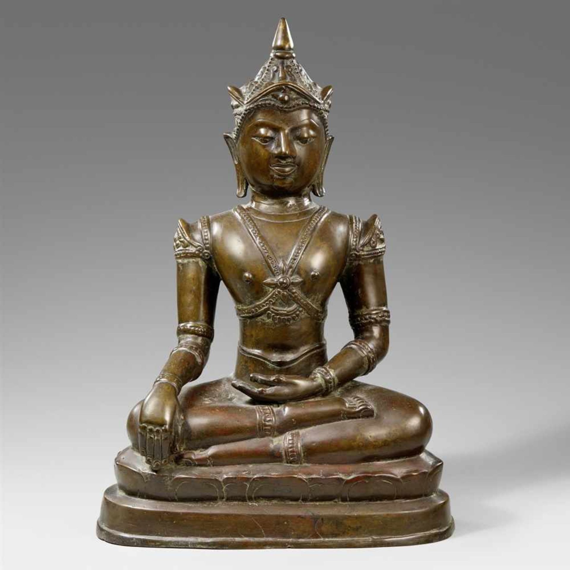 Großer geschmückter Buddha. Bronze. Nordthailand, Lanna. 17. Jh. oder späterIm Meditationssitz (