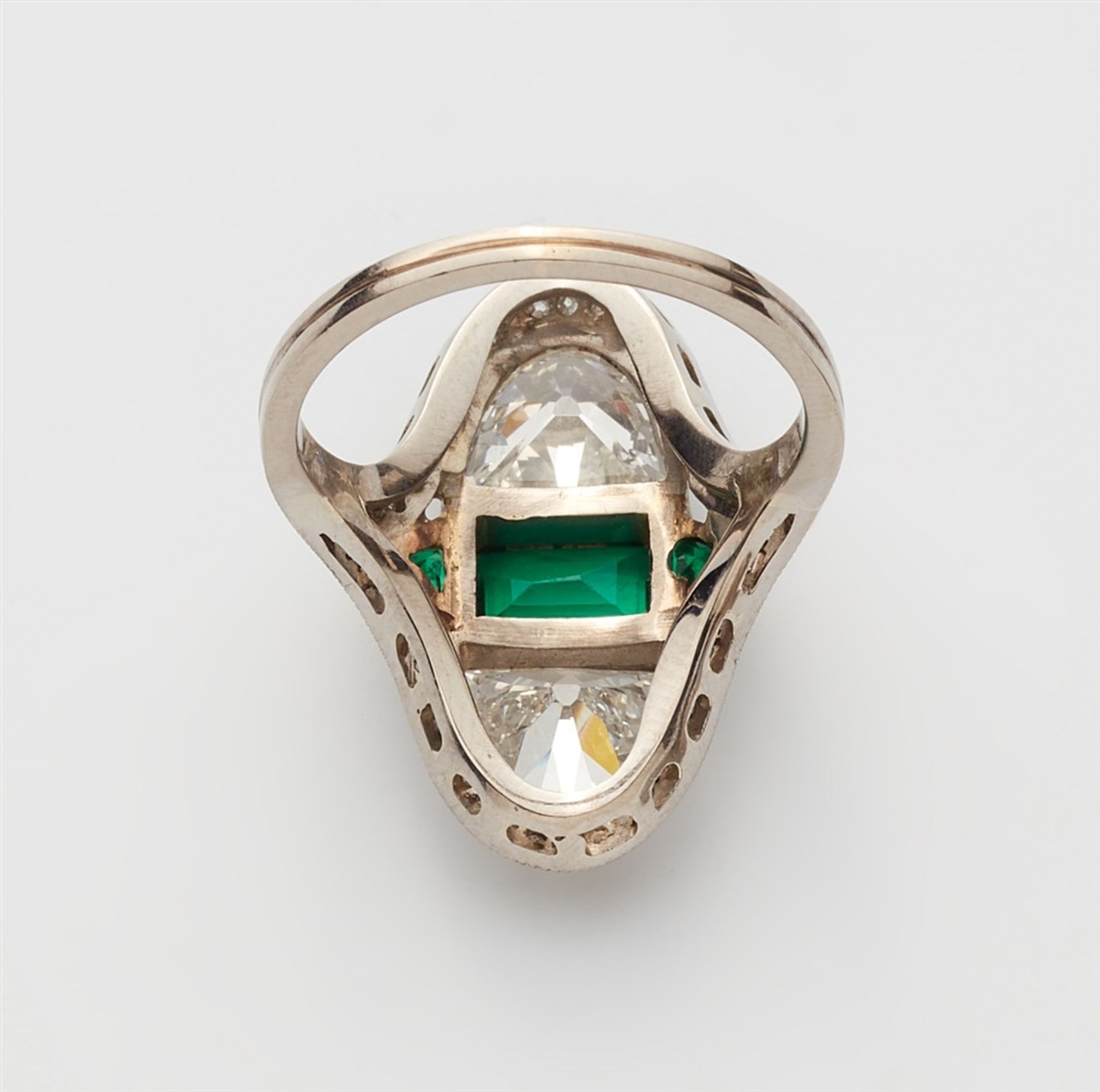 Belle Epoque Ring mit Smaragd - Bild 2 aus 3