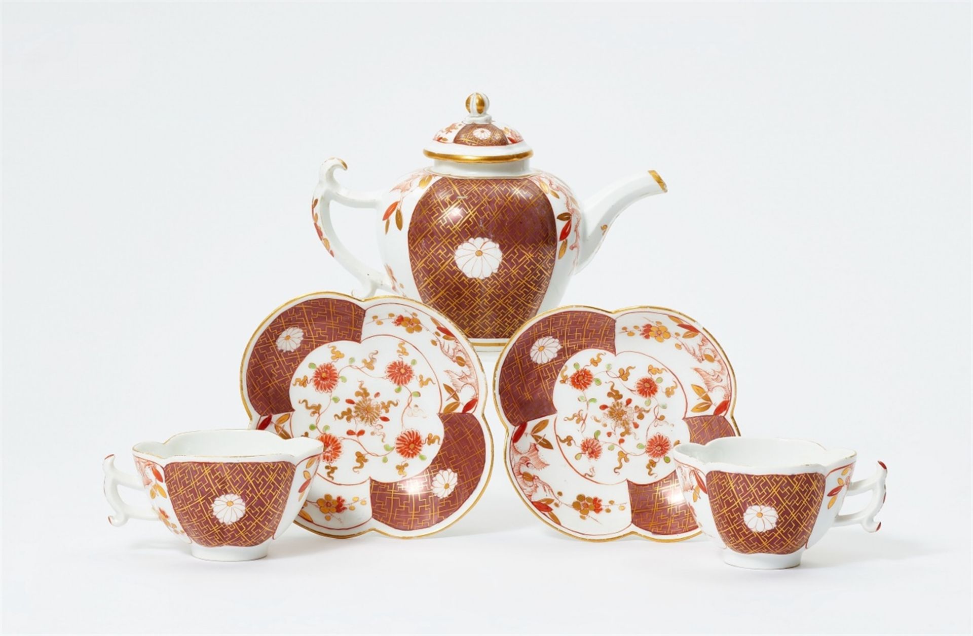 Fünf Teile aus einem Teeservice im Imari-Stil