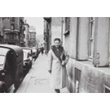 Gisèle FreundSimone de Beauvoir surpris dans la rue par le photographe
