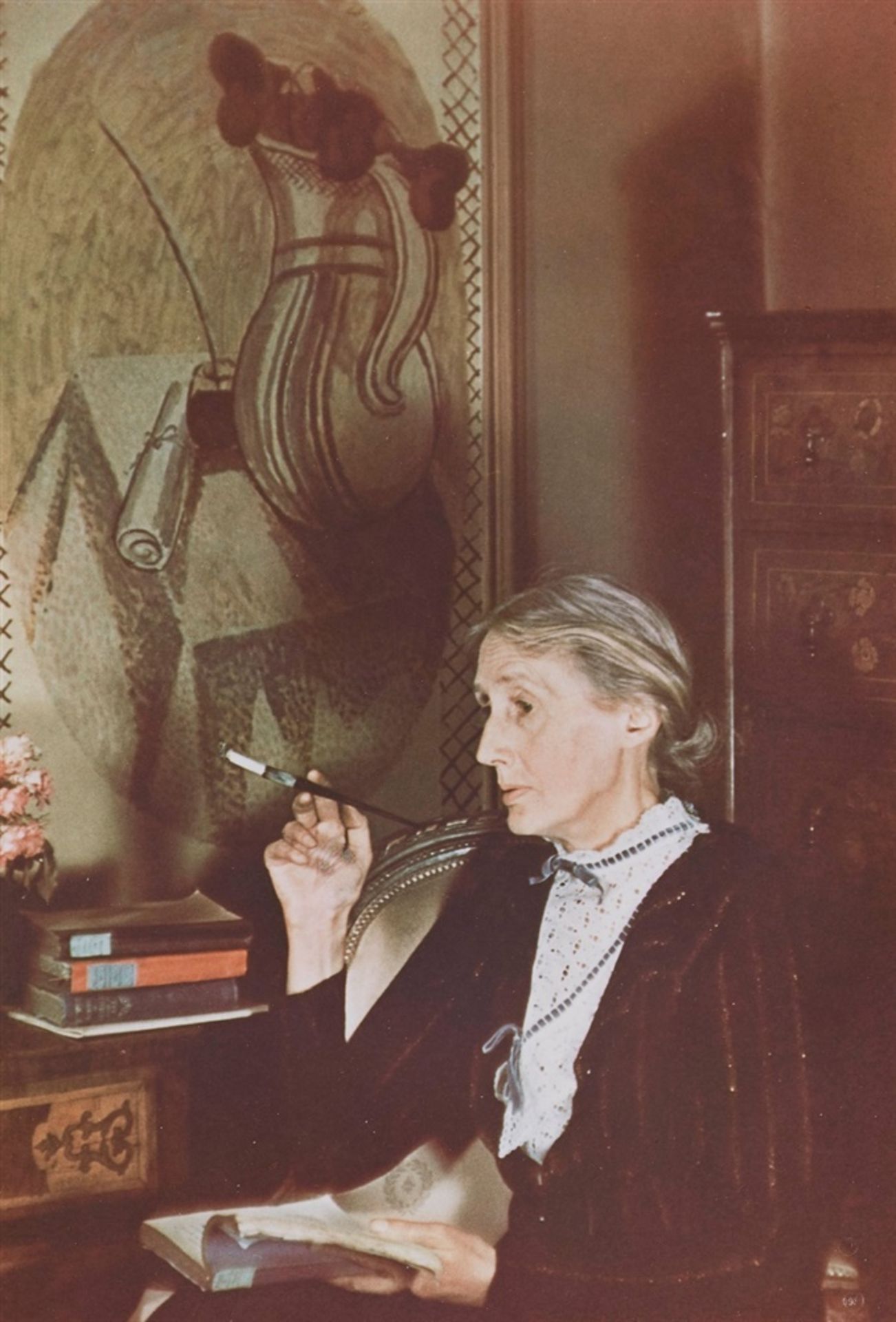 Gisèle FreundVirginia Woolf vor einem Fresko von Vanessa Bell, London
