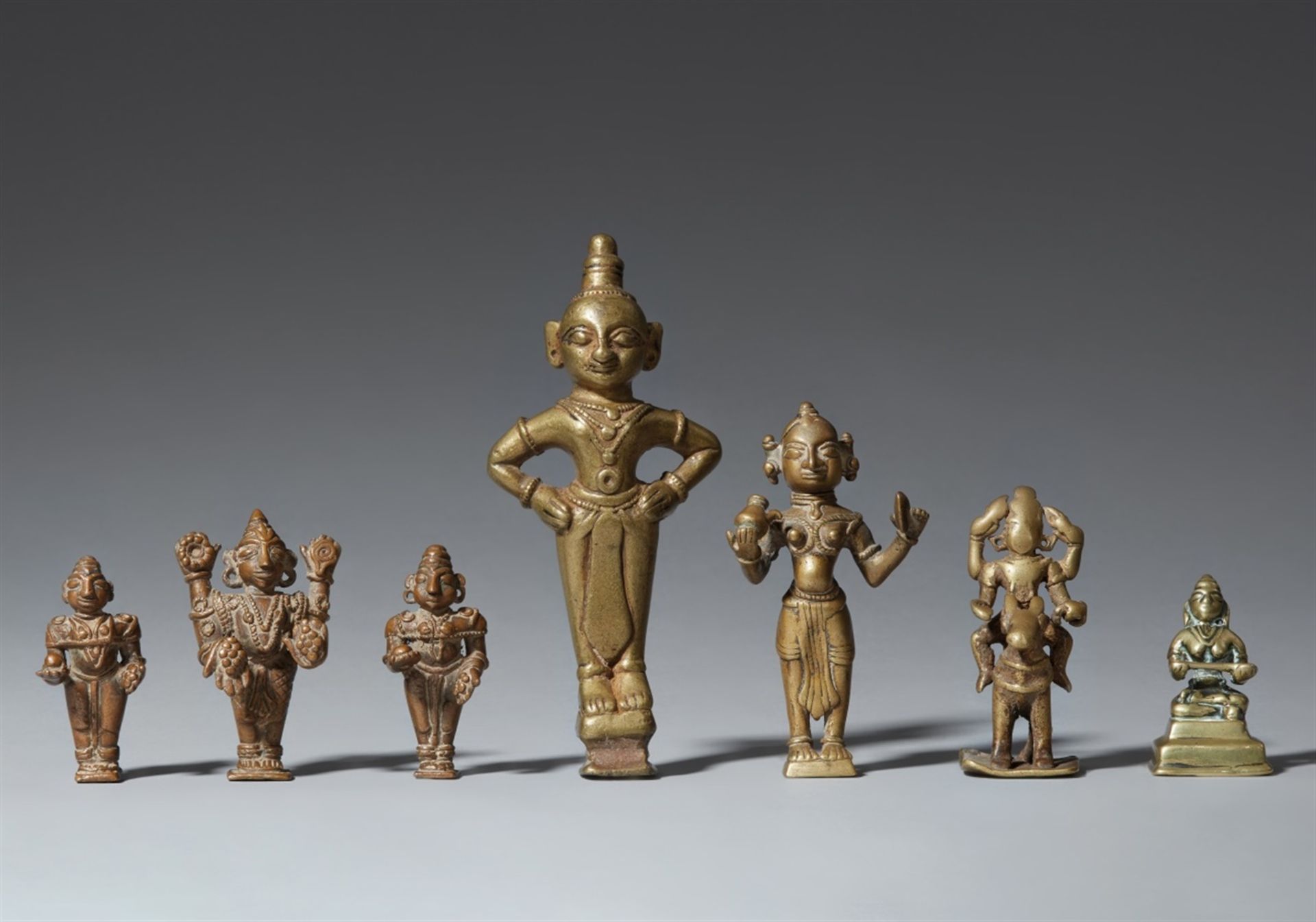 Sieben Figuren. Kupfer und Gelbguss. Indien, meist Maharashtra. 19. Jh.