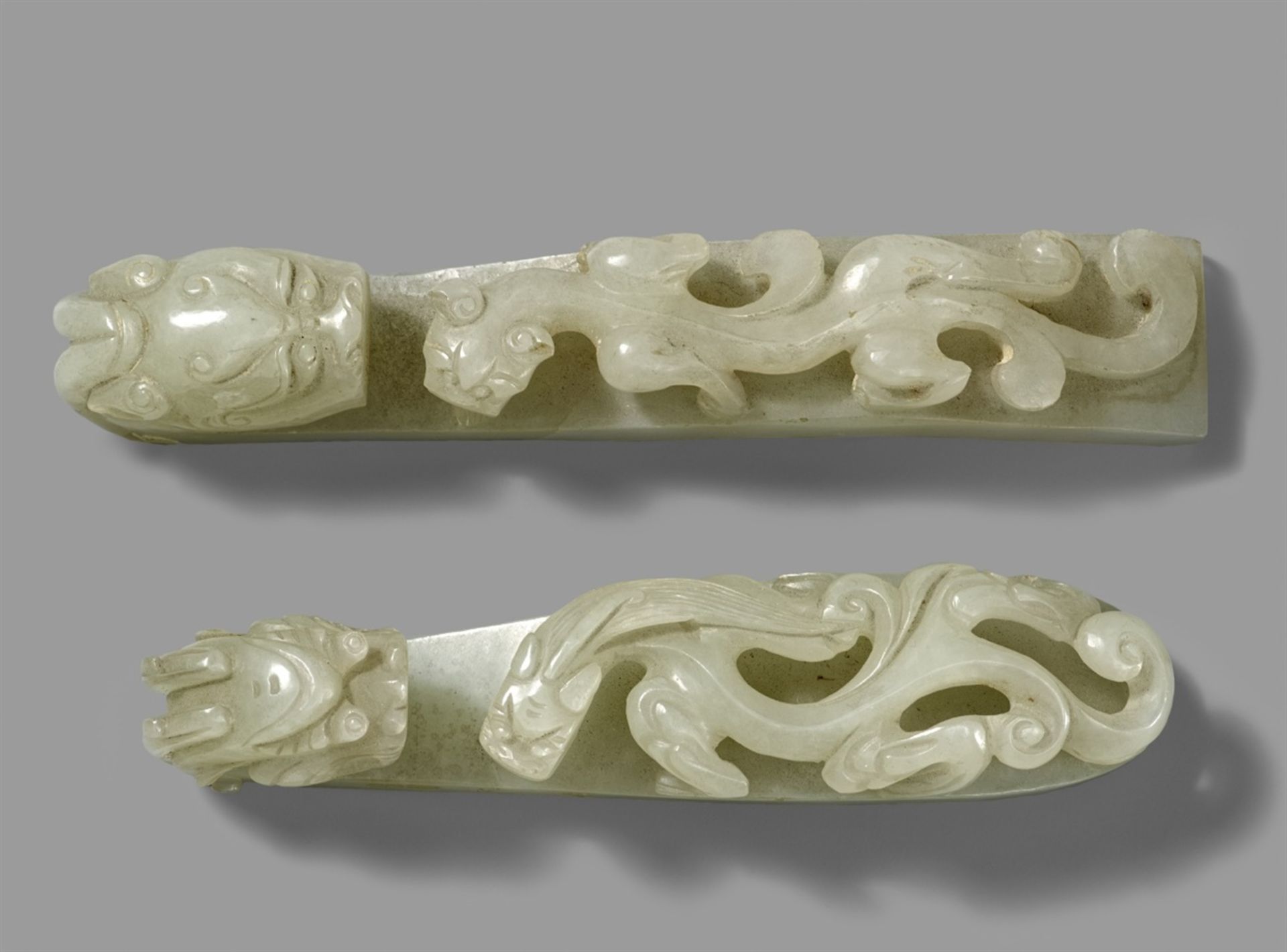 Zwei Gürtelhaken. Gräulich-weiße Jade. Qing-Zeit
