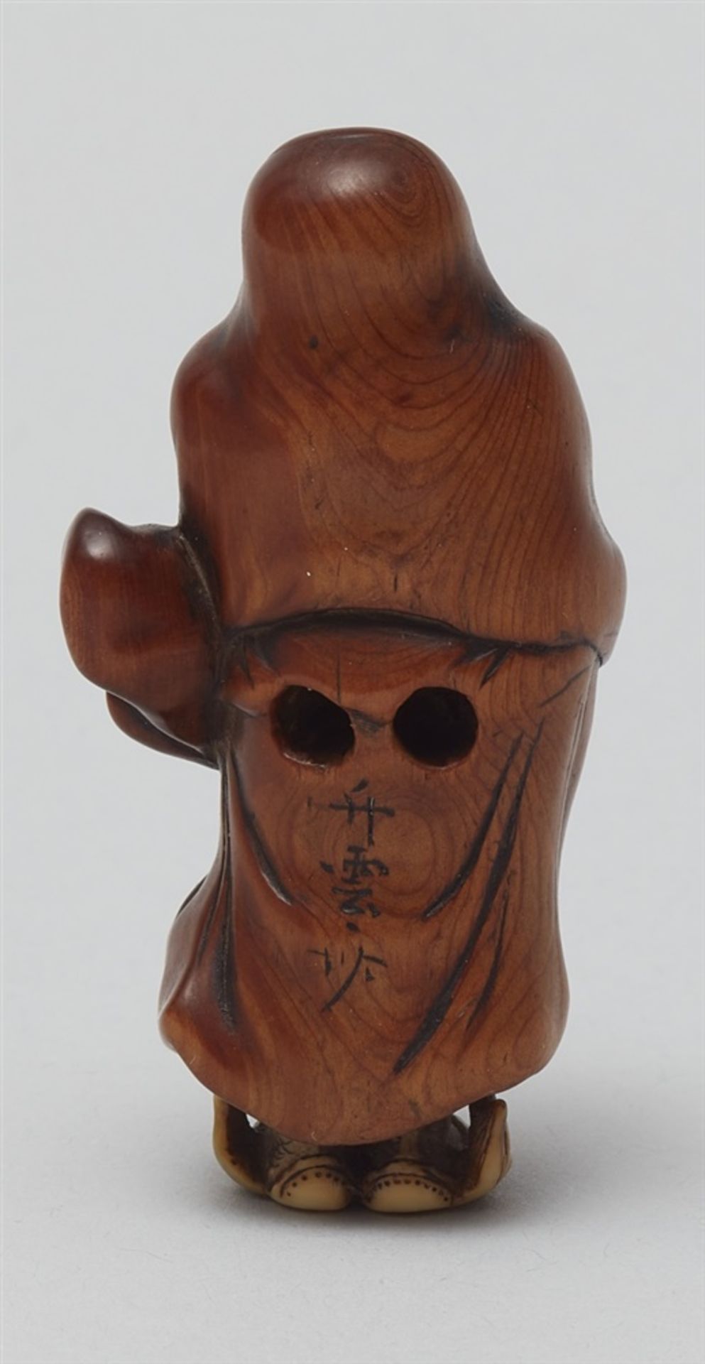 Daruma, auf einem Schilfrohr stehend. Holz und Elfenbein. Mitte 19. Jh. - Bild 3 aus 5