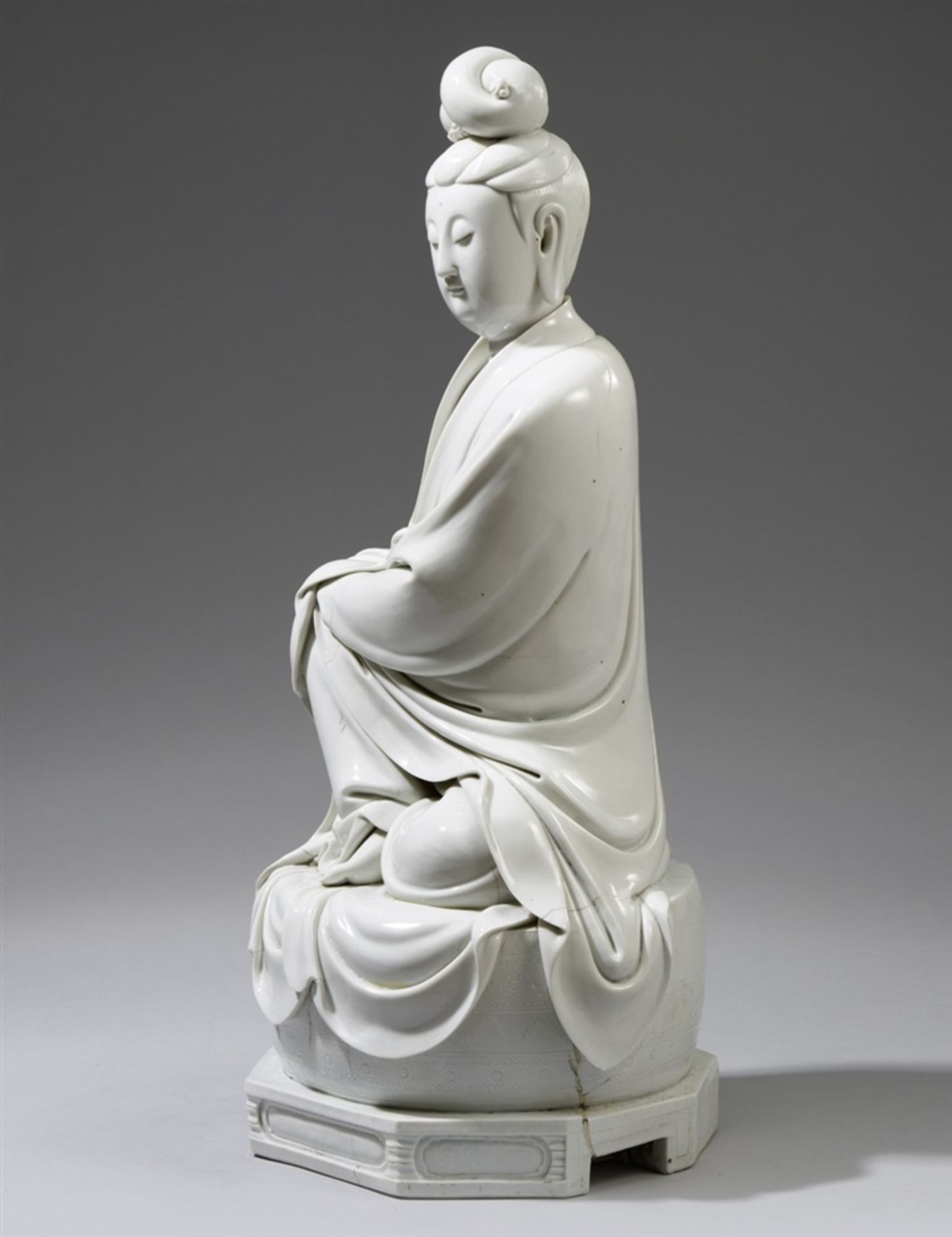 Große blanc de Chine-Figur einer Guanyin. 19. Jh. - Bild 2 aus 3