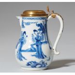 Blau-weißes Milchkännchen mit vergoldeter Bronzefassung. Kangxi-Zeit (1662-1722)