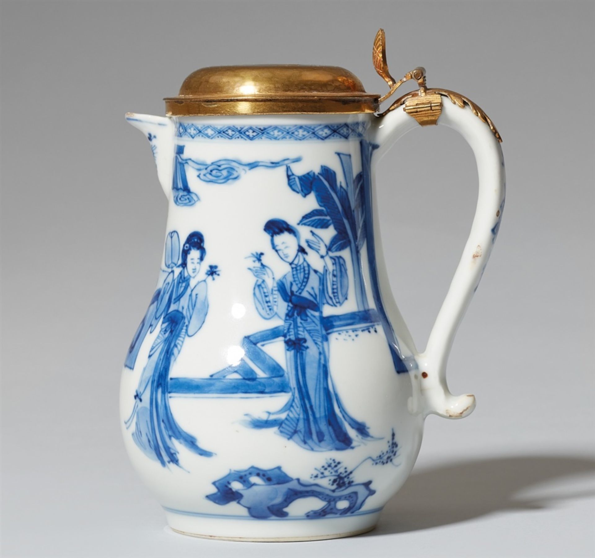 Blau-weißes Milchkännchen mit vergoldeter Bronzefassung. Kangxi-Zeit (1662-1722)