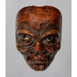 Maske in der Art einer bugaku-Maske. Holz, mit negoro-artiger Lackfassung. Meiji-Zeit