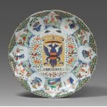 Sehr großer famille verte-Provinzwappen-Teller. Kangxi-Periode (1662-1722), 1700-1725