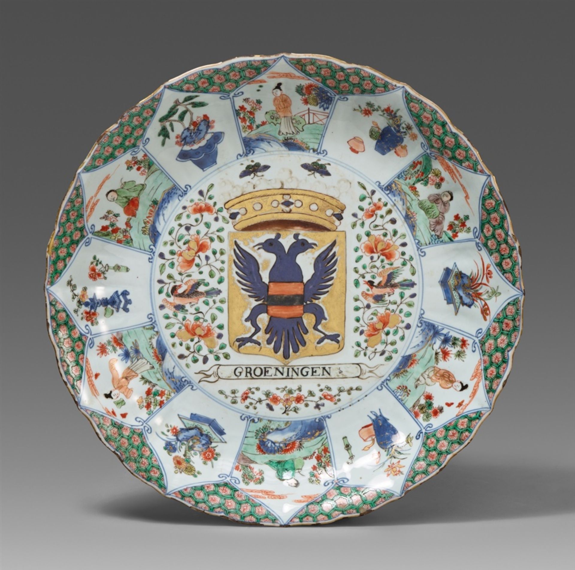 Sehr großer famille verte-Provinzwappen-Teller. Kangxi-Periode (1662-1722), 1700-1725