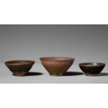 Drei Teeschalen mit Hasenfellglasur. Jianyao. Song-Zeit (907-1279)