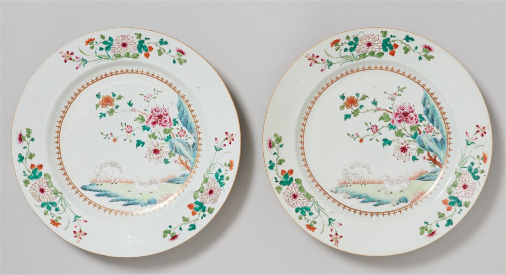 Zwei große famille rose-Teller. Qianlong-Periode (1735-1796)