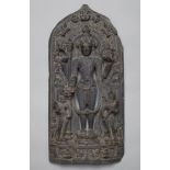 Stele des Vishnu. Schwarzer Stein. Nordost-Indien, Bengalen. Pala-Zeit, 12. Jh.