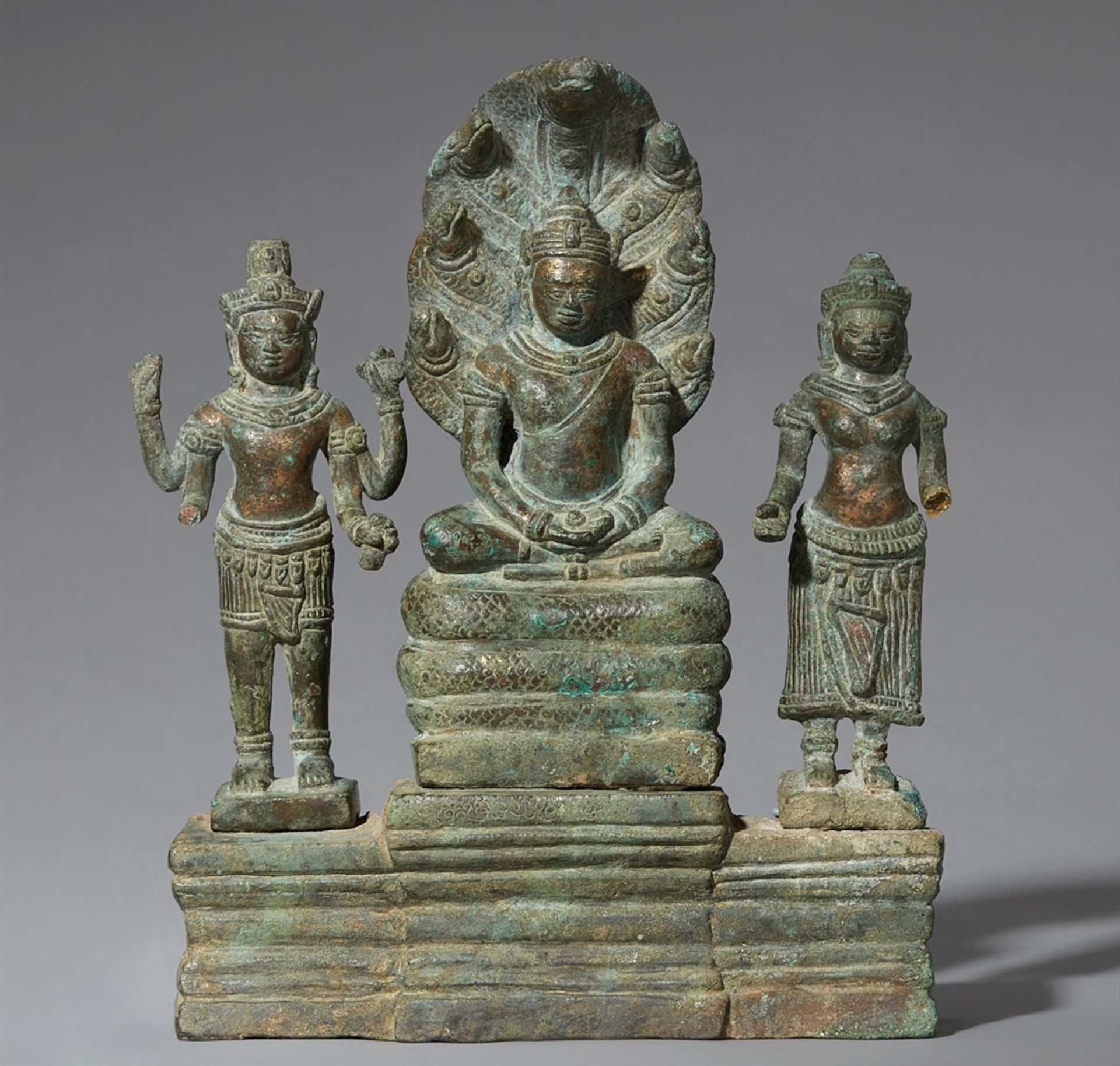 Mahayana-Trias. Bronze. Kambodscha. Bayon. Ende12./ frühes 13. Jh.