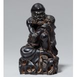 Sitzende, bärtige Figur vom indischen Typus. Zitan-Holz. Um 1900