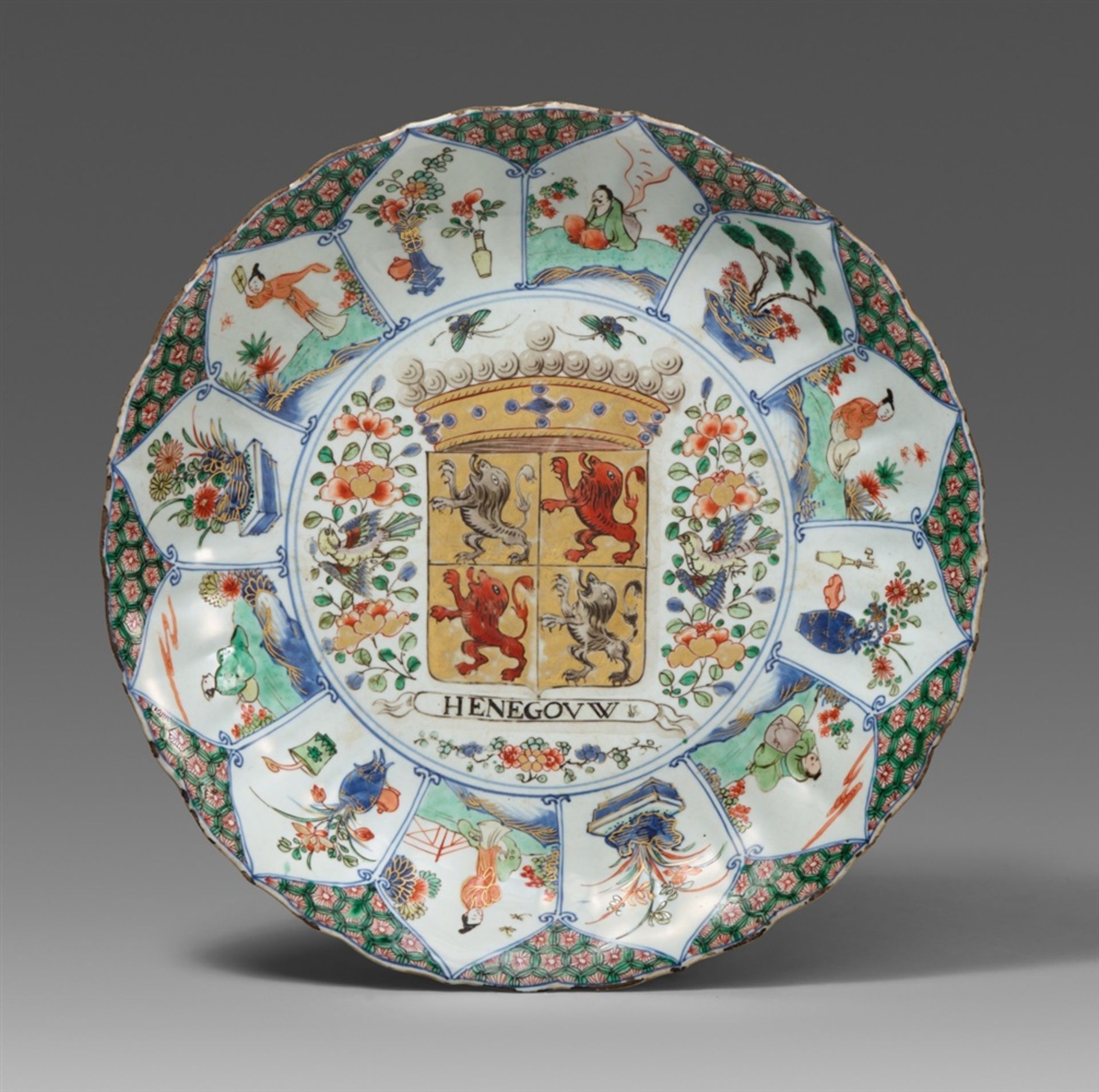 Sehr großer famille verte-Provinzwappen-Teller. Kangxi-Periode (1662-1722), 1700-1725