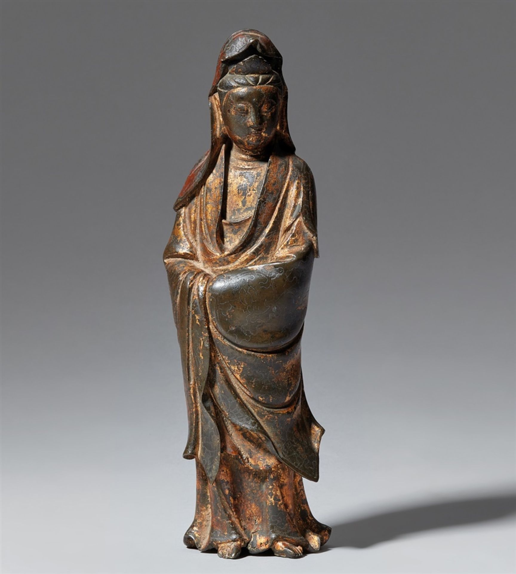 Stehende Guanyin. Bronze mit Silberdrahteinlagen und Lackfassung. 17. Jh.