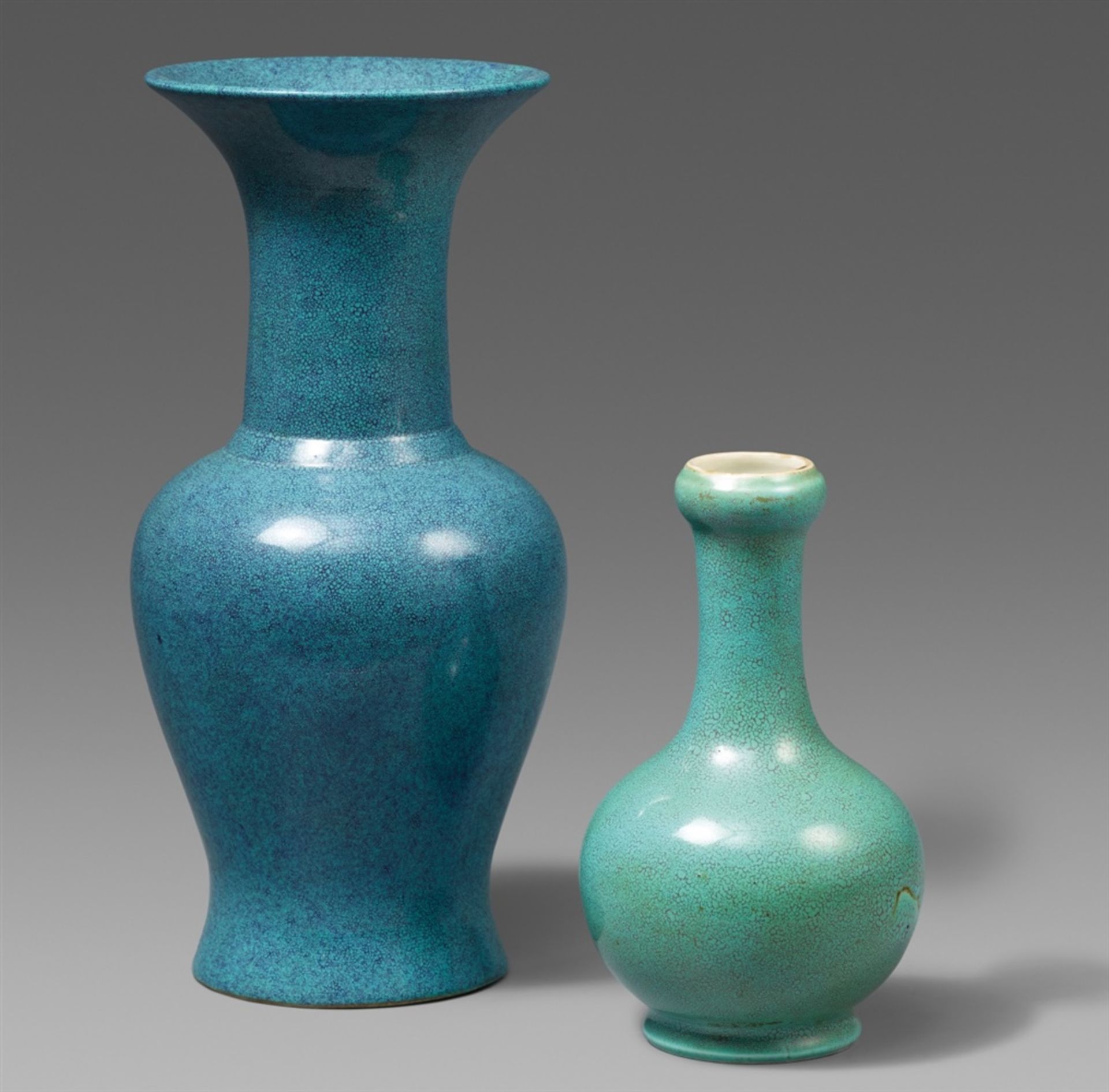 Zwei Vasen mit robin's egg-Glasur. Späte Qing-Zeit