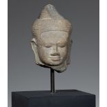 Kopf eines Buddha. Grauer Sandstein. Kambodscha. Baphuon-Stil. 11. Jh.
