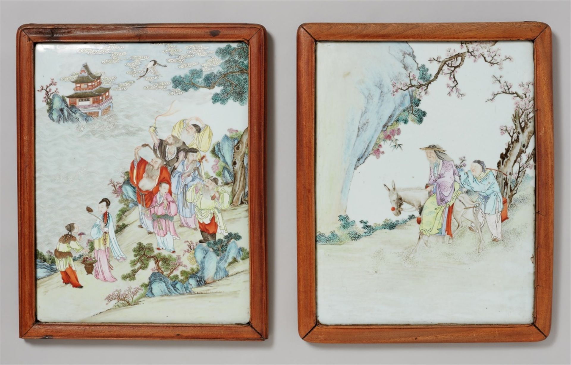Zwei famille rose-Porzellanplatten mit den Acht Unsterblichen am Westlichen Paradies. Qing-Zeit</