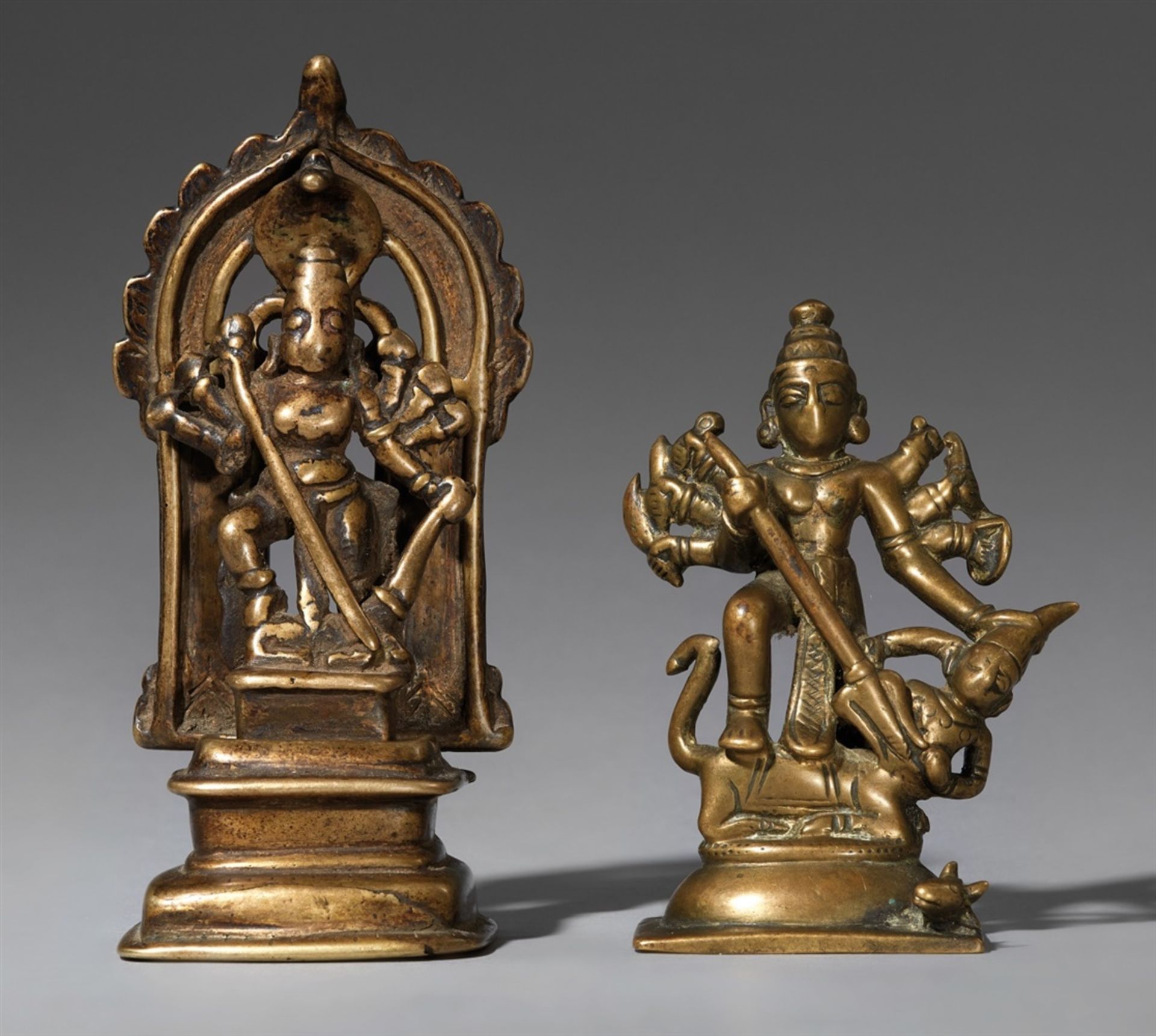 Zwei kleine Figuren der Durga. Gelbguss. Zentral-Indien. 17./19. Jh.