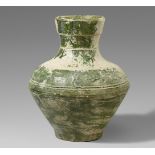 Vase von hu-Form mit grüner Bleiglasur. Östliche Han-Zeit (25-220)