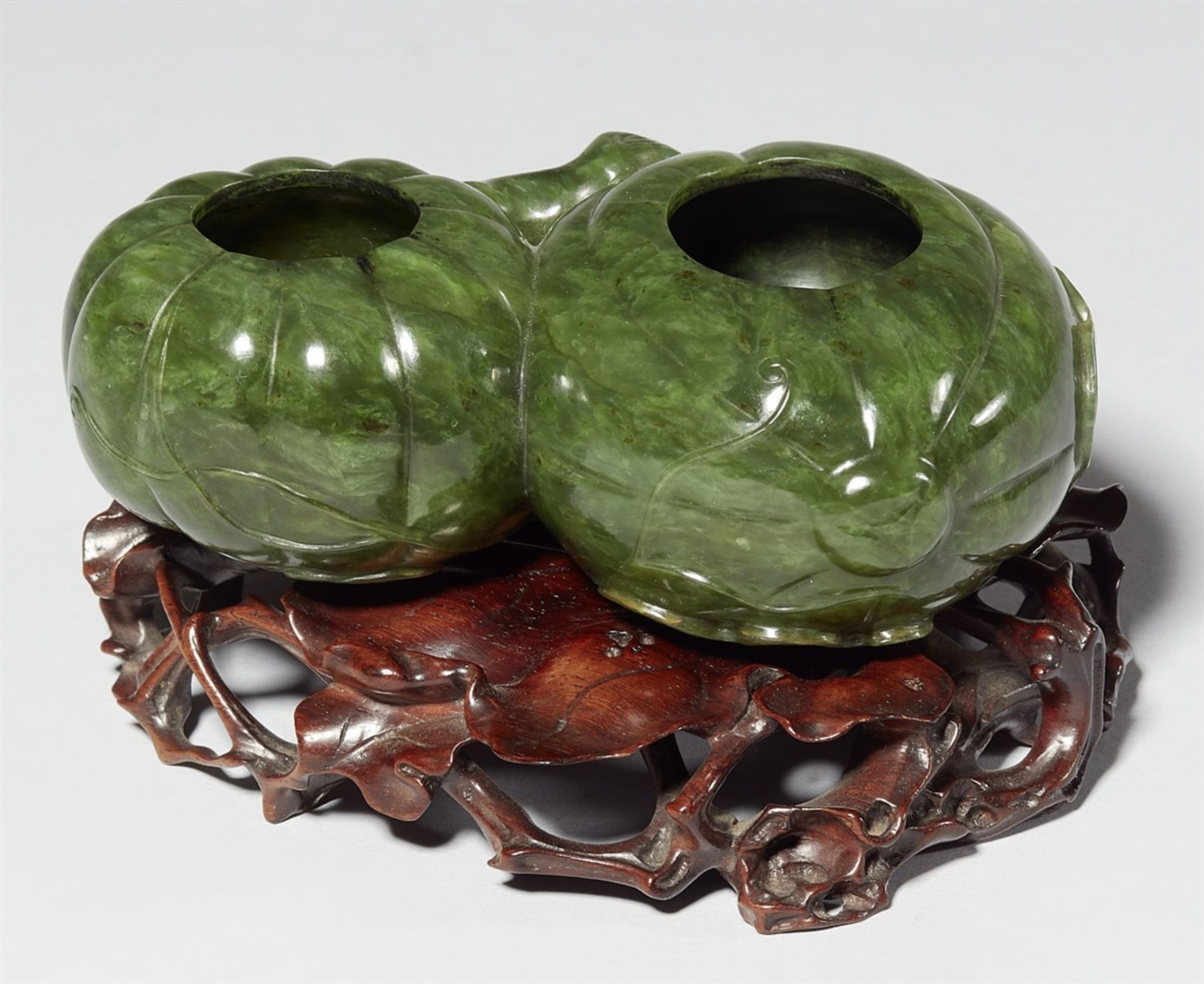 Pinselwaschgefäß. Spinatgrüne Jade. Qing-Zeit