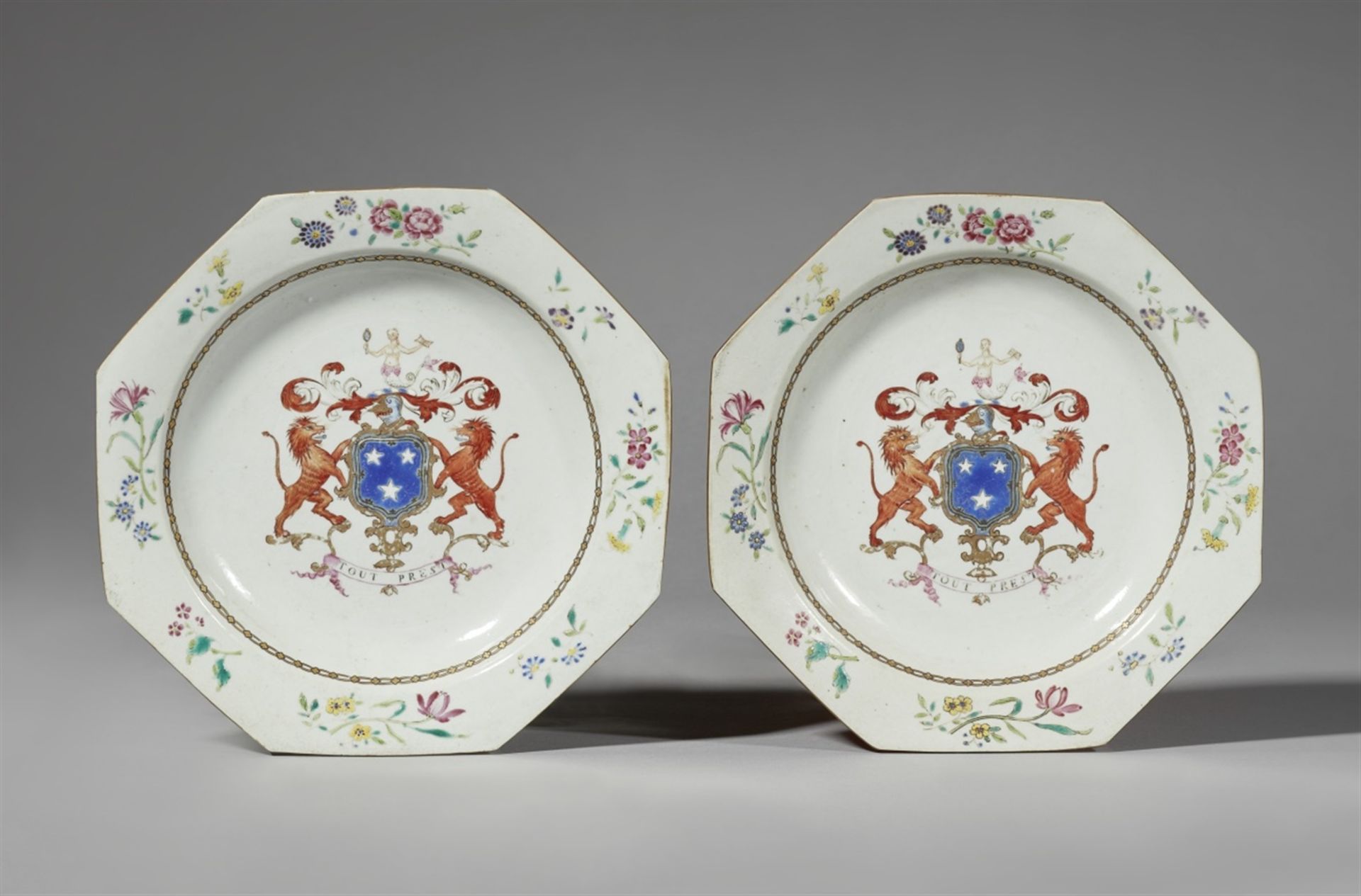 Zwei famille rose-Wappenteller. Qianlong-Periode (1735-1796)