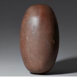 Großer svayambhu linga. Brauner Stein, möglicherweise Basalt, poliert Zentral-Indien, oder Nord