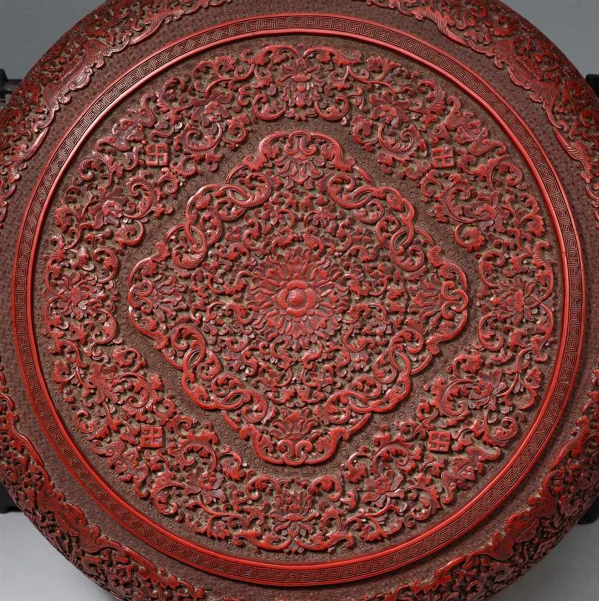 Große und feine Deckeldose. Roter Schnitzlack. Qianlong-Periode (1735-1796) - Bild 2 aus 2