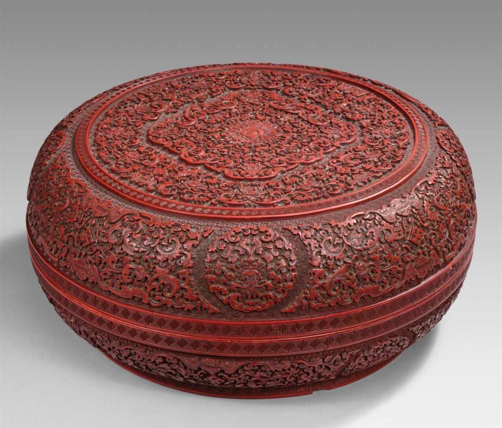 Große und feine Deckeldose. Roter Schnitzlack. Qianlong-Periode (1735-1796)