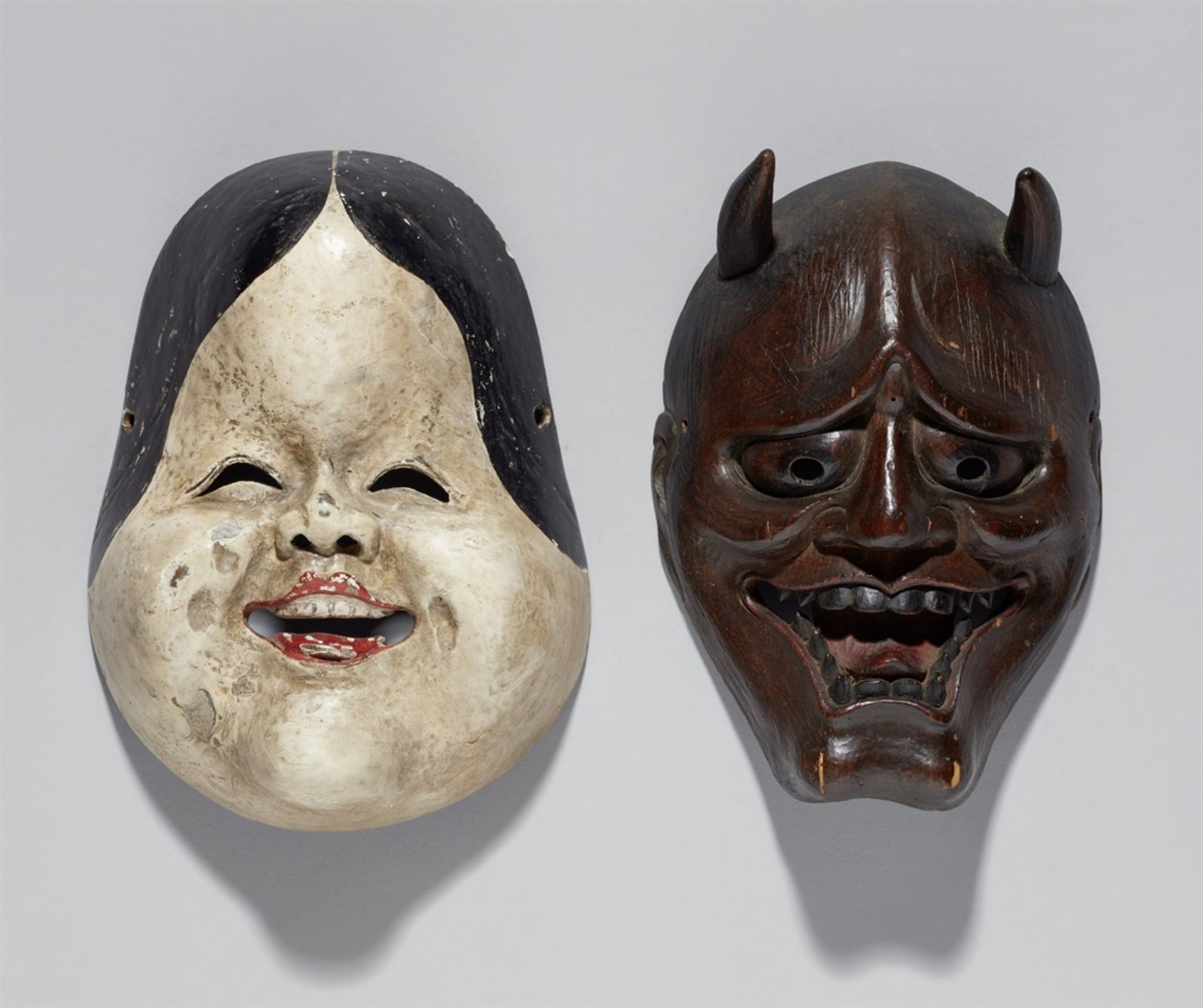 Zwei kyogen-Masken. Holz, Lack und Farben. 18./19. Jh.