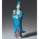 Türkis- und aubergine-farbig glasierte Guanyin-Figur mit Kind. 19. Jh.