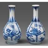Zwei kleine blau-weiße Flaschenvasen. Kangxi-Periode (1661-1722)