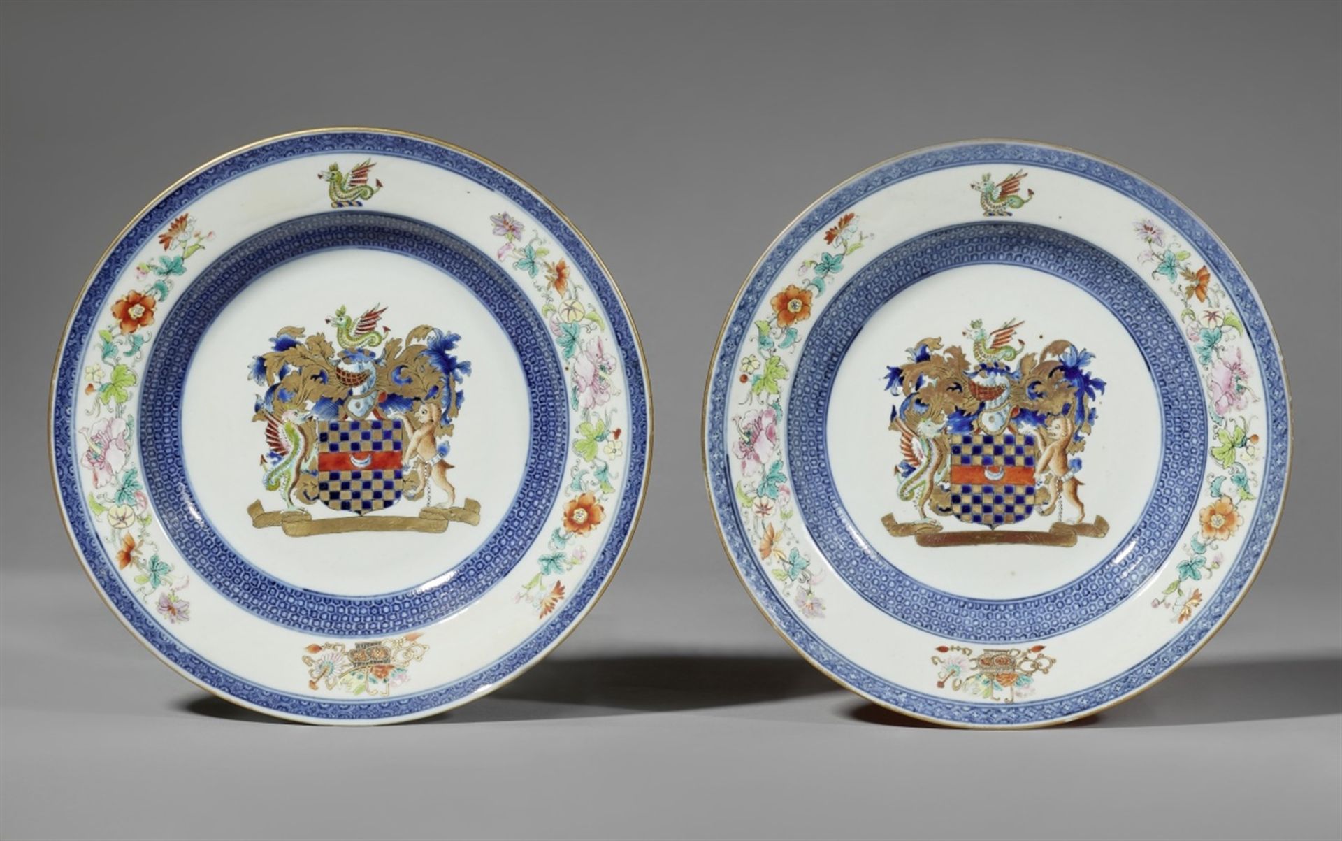 Zwei famille rose-Wappen-Suppenteller. Um 1790