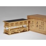 Ablagetischchen für einen buddhistischen Altar. Holz und Lack. Ca. 1850/1840
