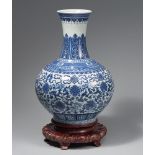 Große blau-weiße Vase. 20. Jh.