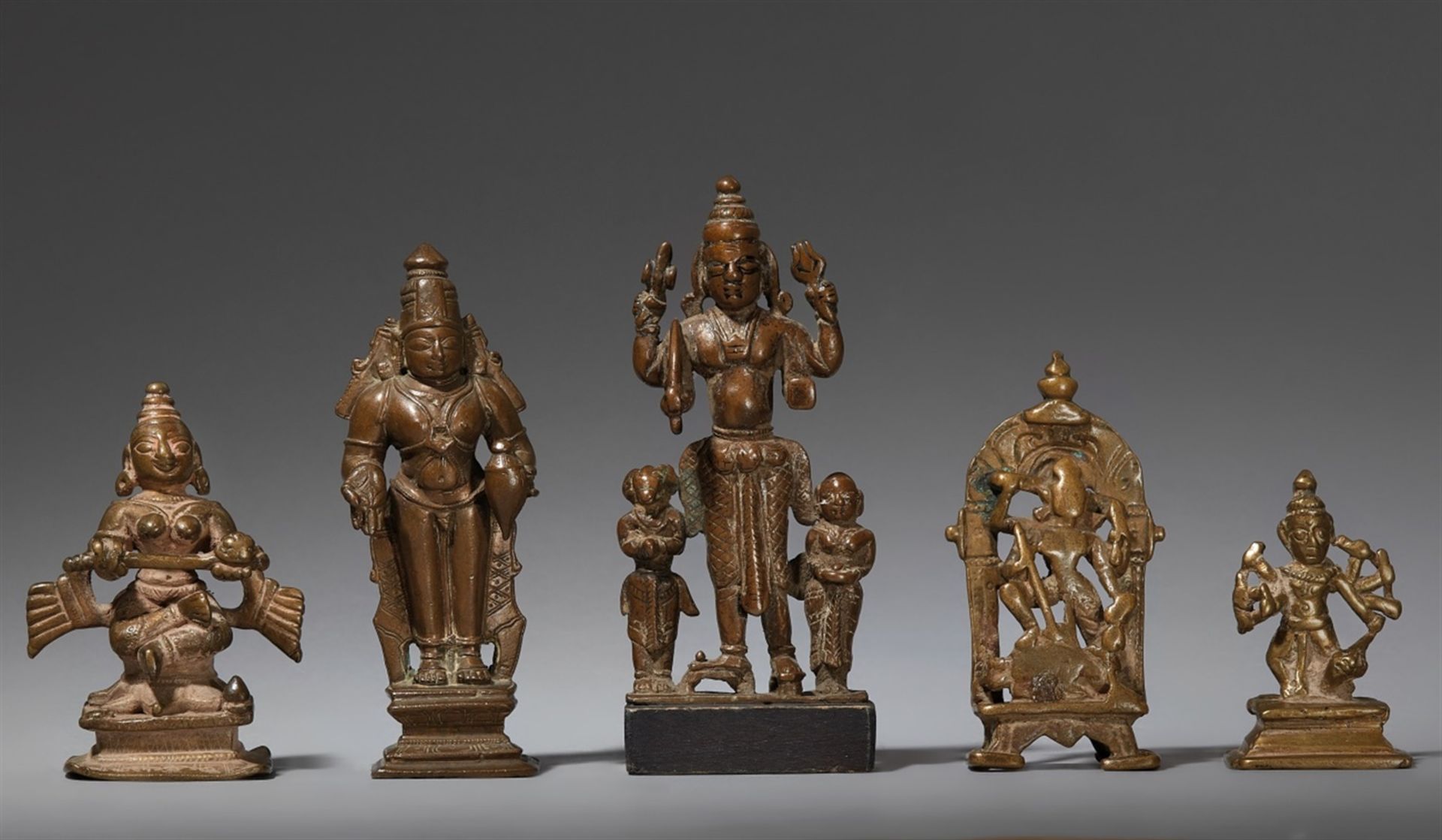 Fünf kleine Figuren und Altäre. Gelbguss. Zentral- und Süd-Indien. 17./19. Jh.