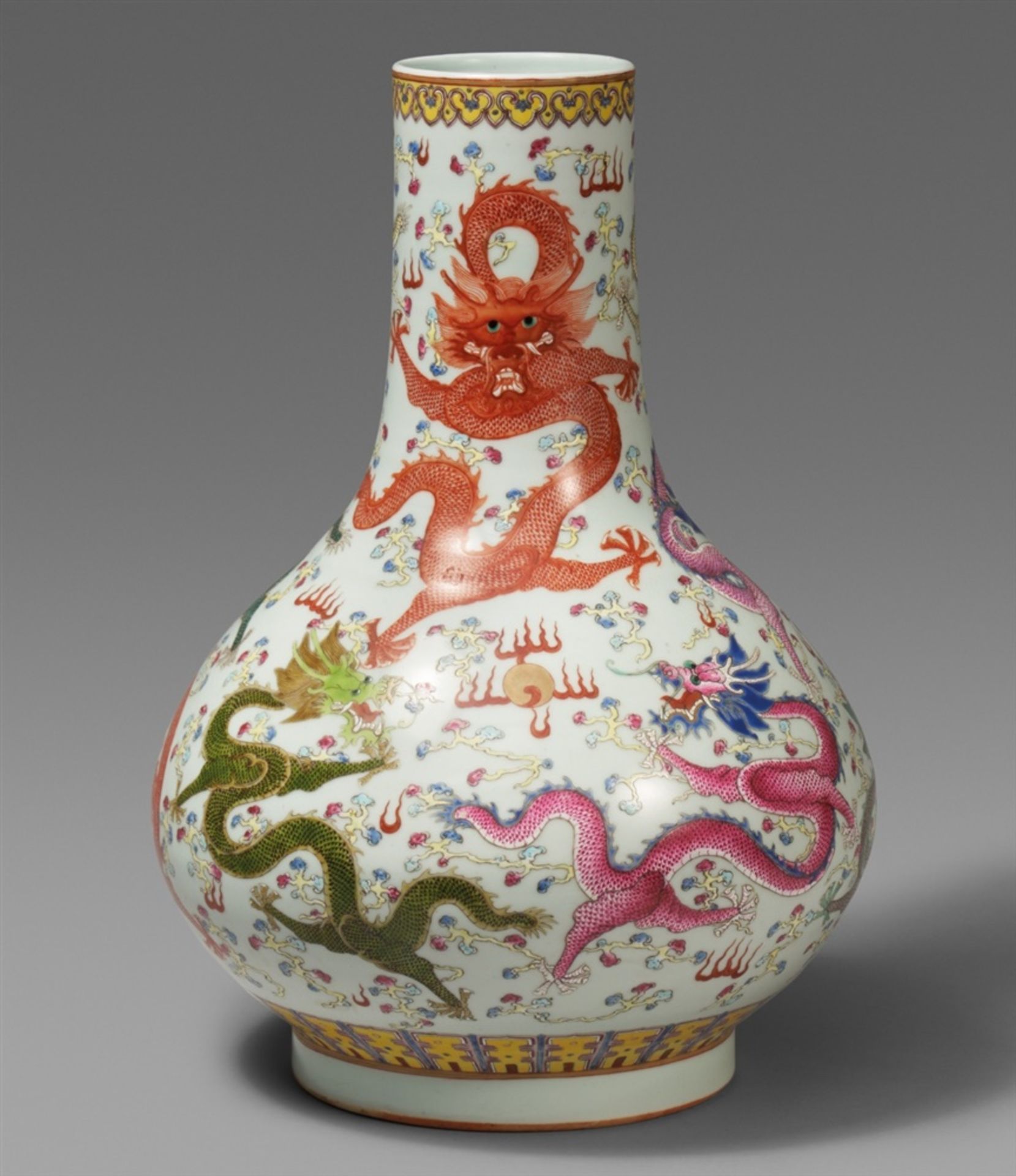 Fencai-Neun-Drachenvase. Guangxu-Periode (1875-1908)