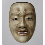 No-Maske vom Typ Waka-otoko. Holz, bemalt. Edo-Zeit