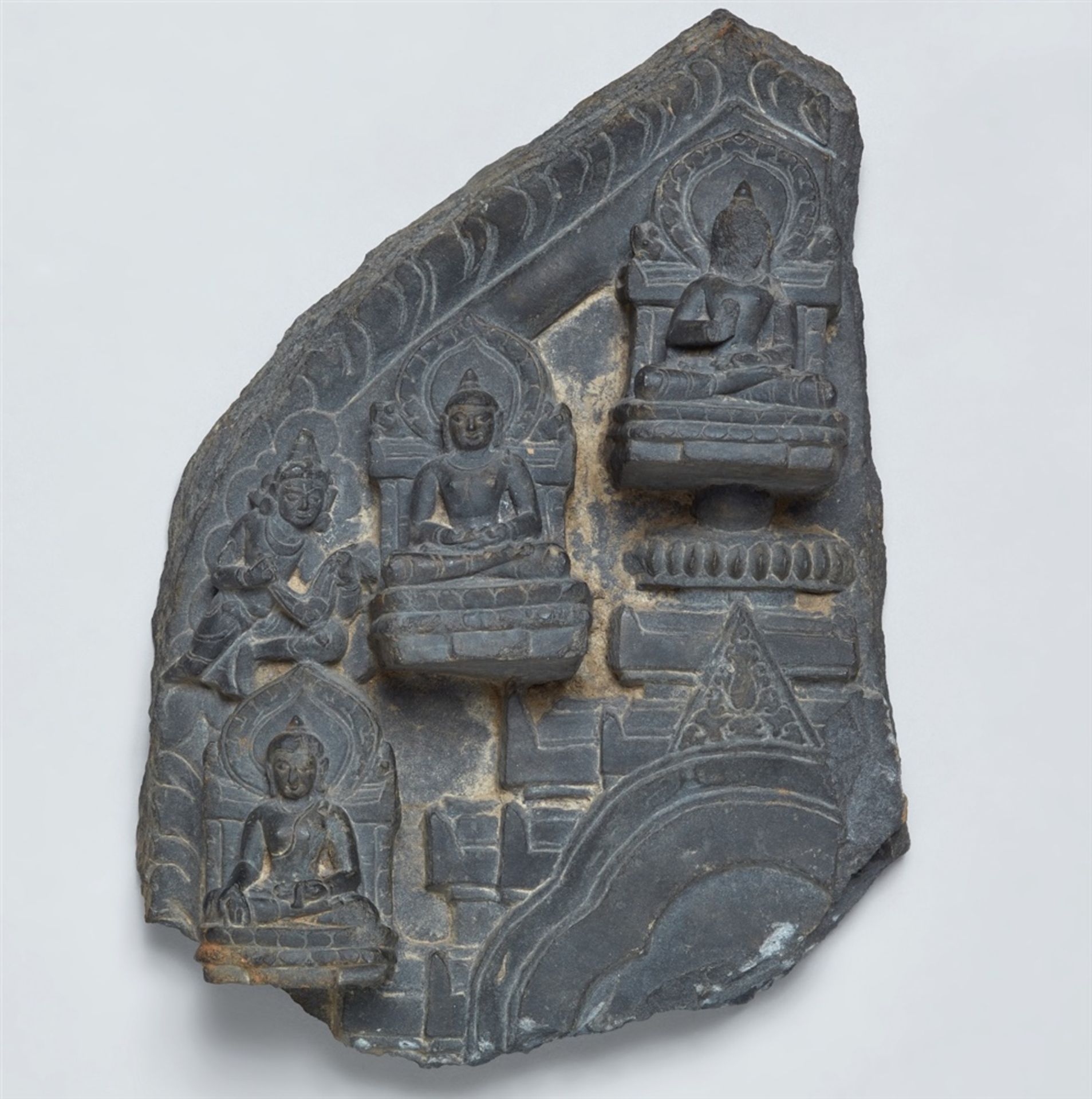 Fragment einer Stele. Schwarzer Stein. Nordost-Indien, Bengalen. Pala-Sena. 12. Jh.