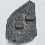 Fragment einer Stele. Schwarzer Stein. Nordost-Indien, Bengalen. Pala-Sena. 12. Jh.