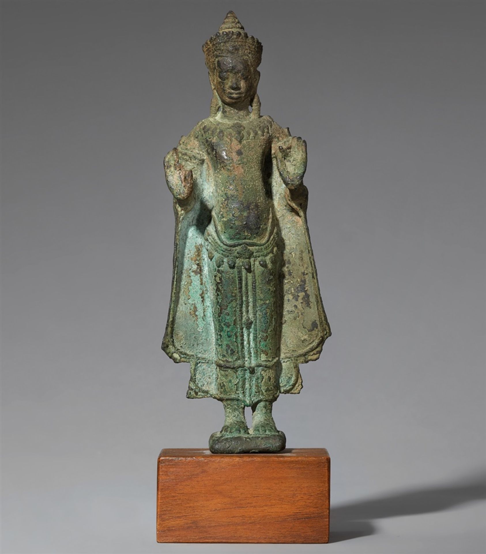 Buddha, königlich geschmückt. Bronze. Kambodscha, Baphuon-Stil, 12. Jh.