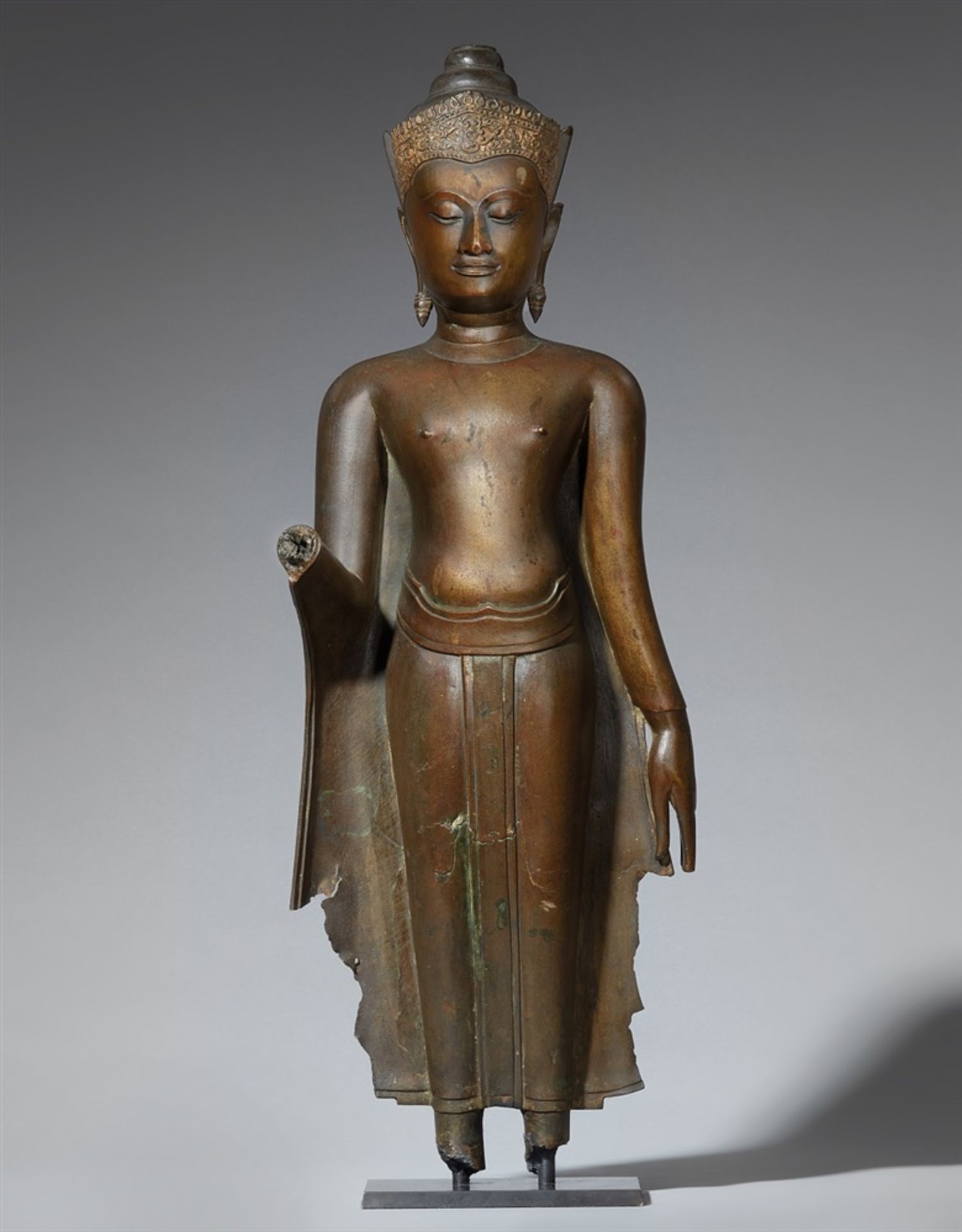 Figur eines stehenden bekrönten Buddha. Bronze. Thailand, Ayutthaya. 16./17. Jh.