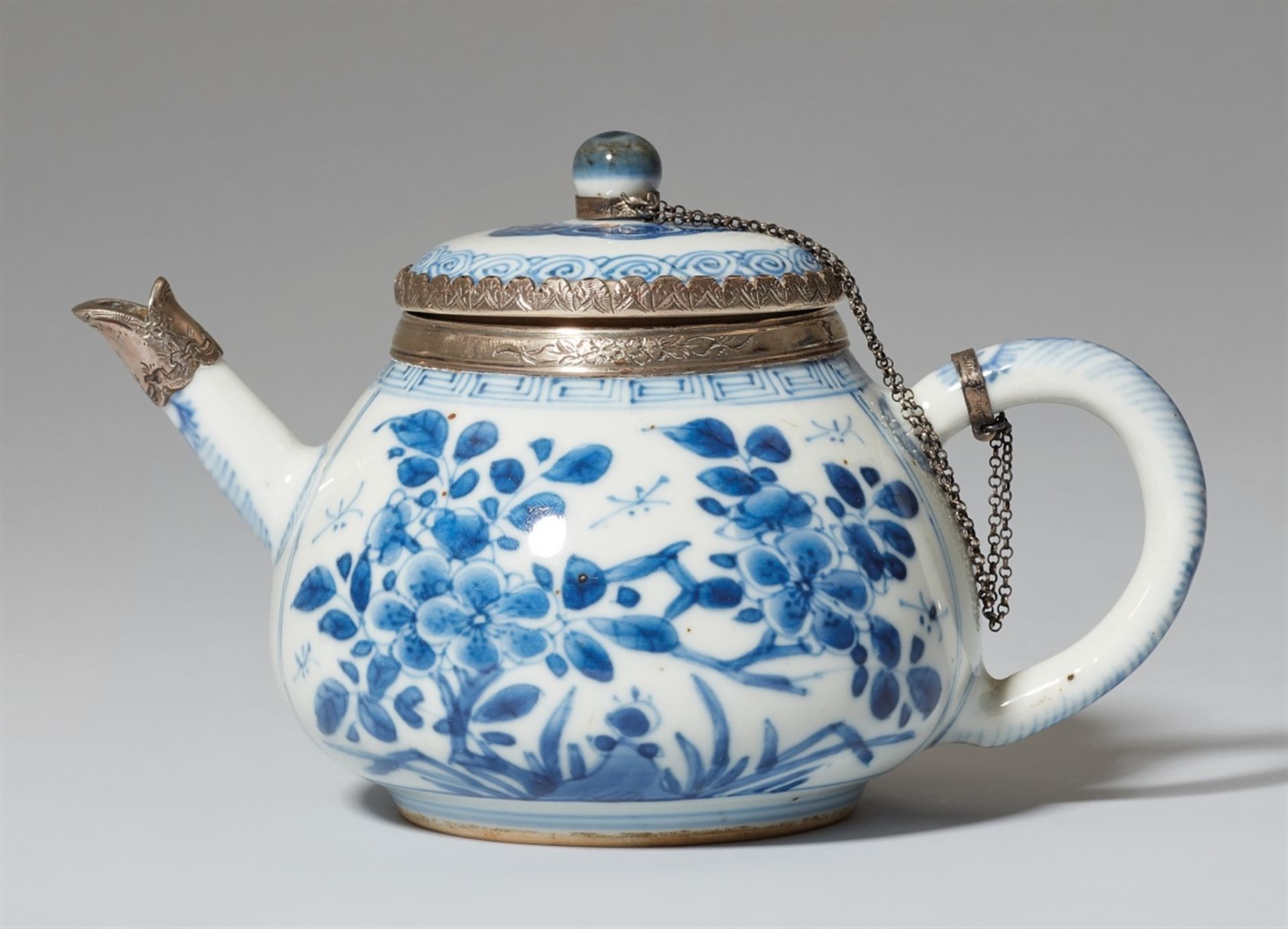 Blau-weißes Kännchen mit Silbermontierung. Kangxi-Periode (1662-1722)