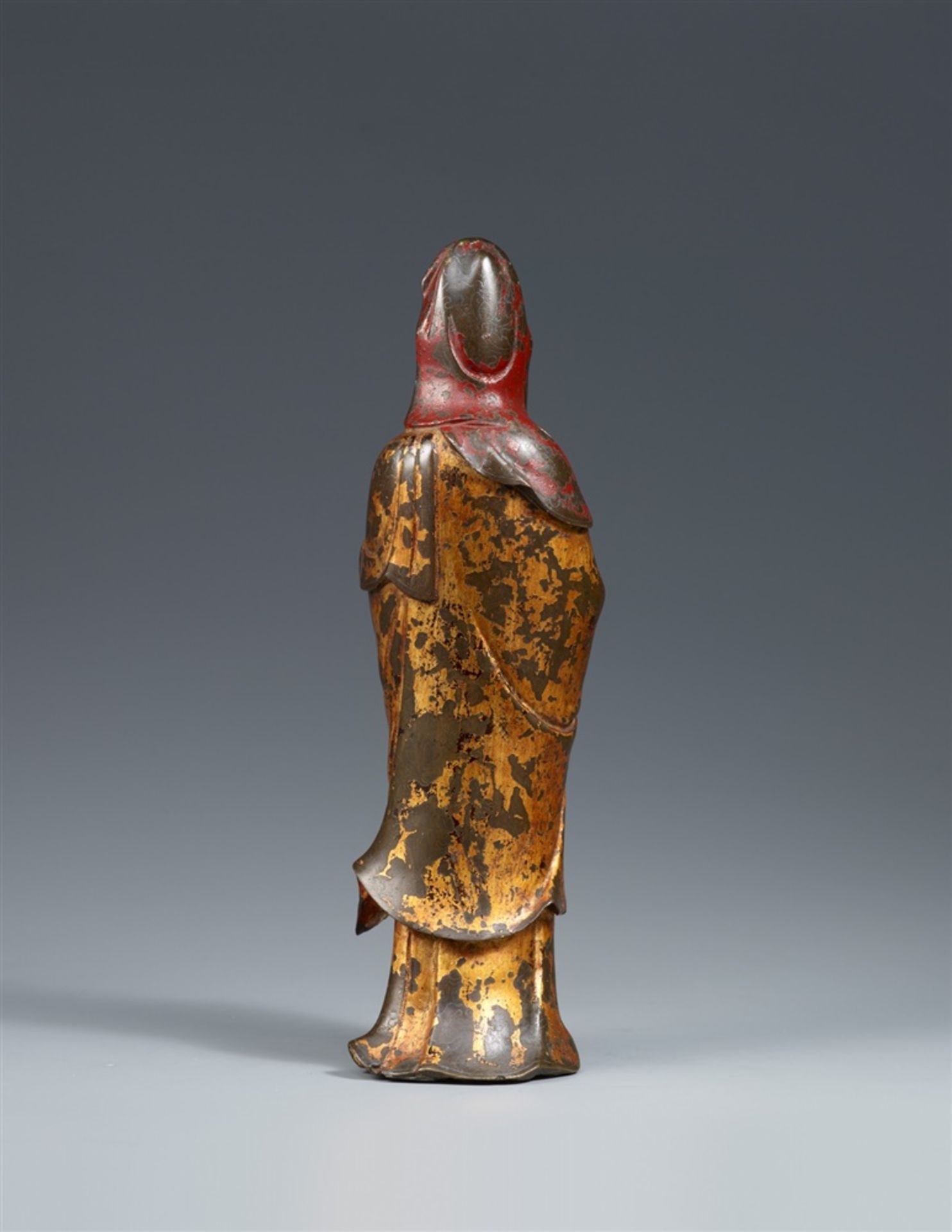 Stehende Guanyin. Bronze mit Silberdrahteinlagen und Lackfassung. 17. Jh. - Image 3 of 3