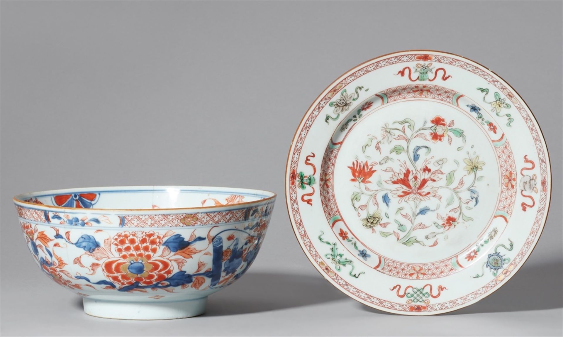 Chinesische Imari-Schale und Teller. Kangxi-Periode (1661-1722)