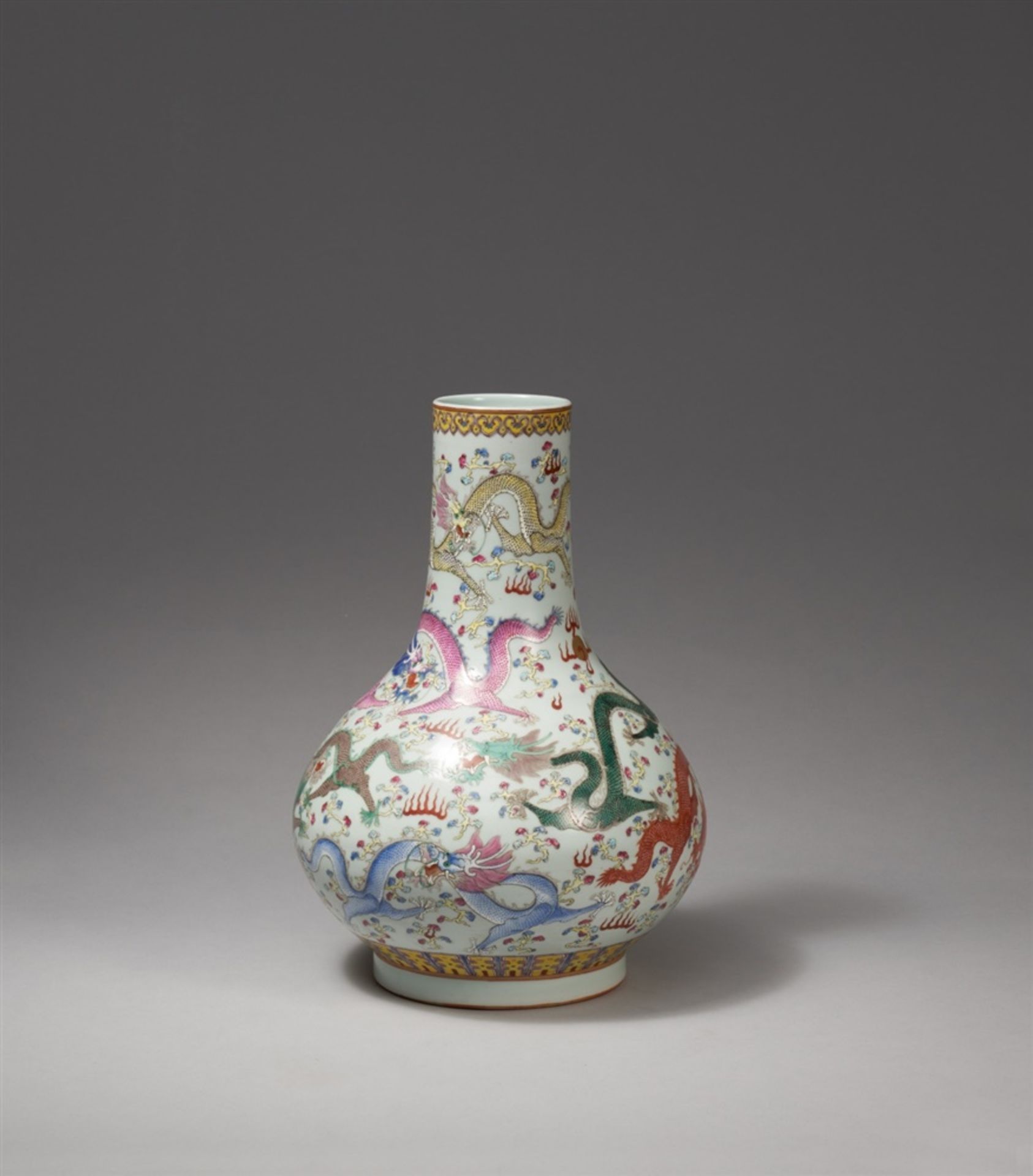 Fencai-Neun-Drachenvase. Guangxu-Periode (1875-1908) - Bild 5 aus 6